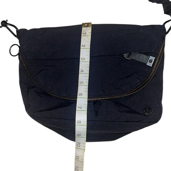 🔥 Lululemon Black Crossbody Messenger‎ Bag 🔥 - Picture 8 of 10